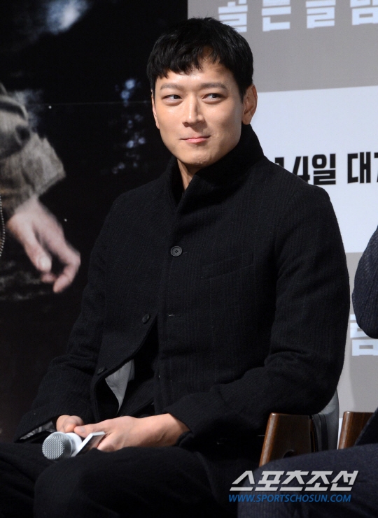 Kang Dong Won xuất hiện rạng ngời trong họp báo movie mới