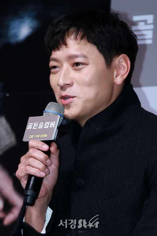 Kang Dong Won xuất hiện rạng ngời trong họp báo movie mới