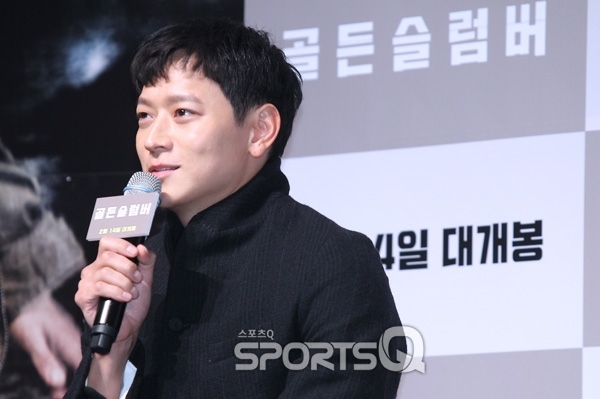 Kang Dong Won xuất hiện rạng ngời trong họp báo movie mới