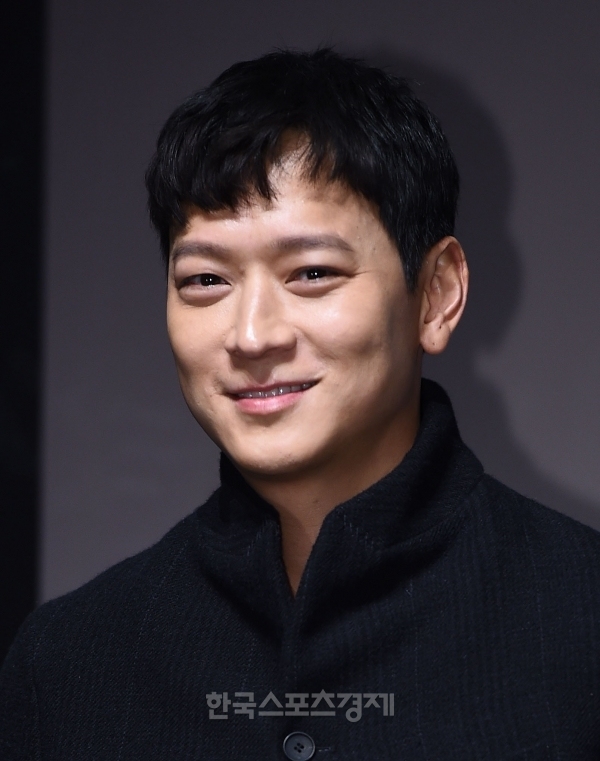 Kang Dong Won xuất hiện rạng ngời trong họp báo movie mới