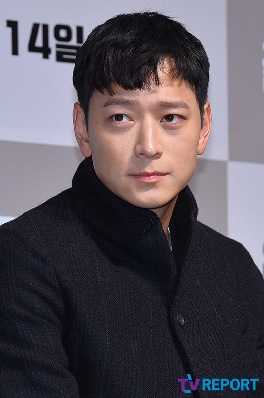 Kang Dong Won xuất hiện rạng ngời trong họp báo movie mới