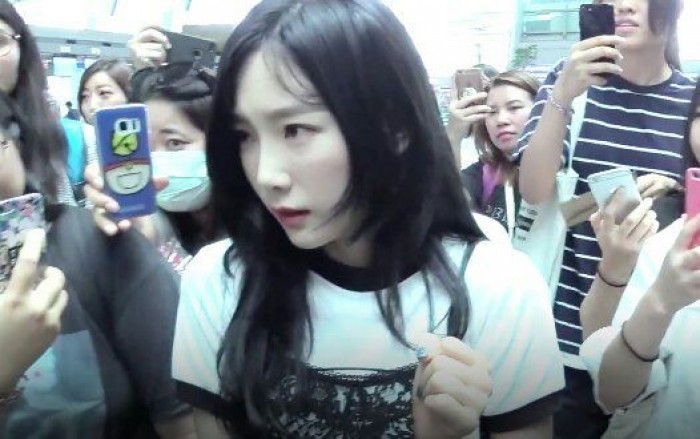 Taeyeon "lọt thỏm" giữ rừng vệ sĩ sau sự cố sàm sỡ, té ngã lần trước
