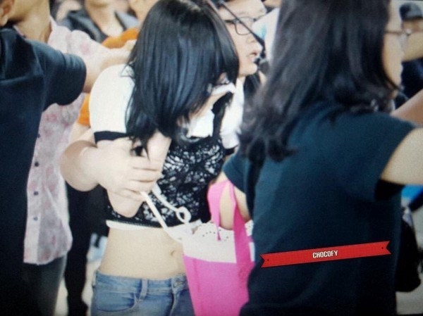 Taeyeon "lọt thỏm" giữ rừng vệ sĩ sau sự cố sàm sỡ, té ngã lần trước