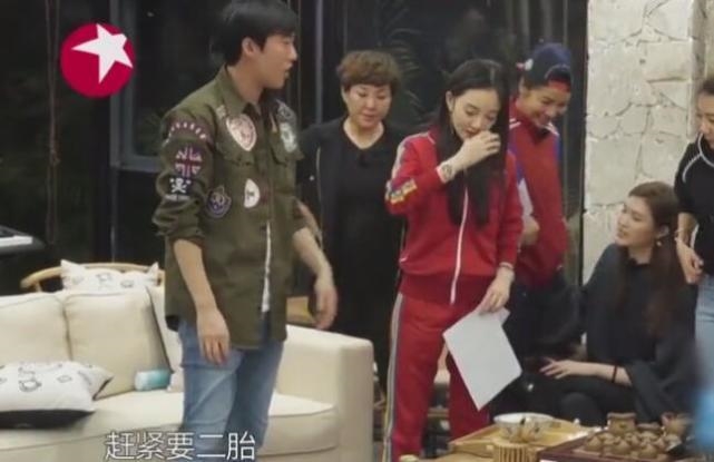 Lý Tiểu Lộ tươi tỉnh, tới trường quay thăm chồng
