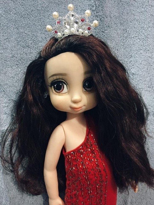 Búp bê phiên bản Phạm Hương đốn tim fan với vương miện và váy đỏ xinh