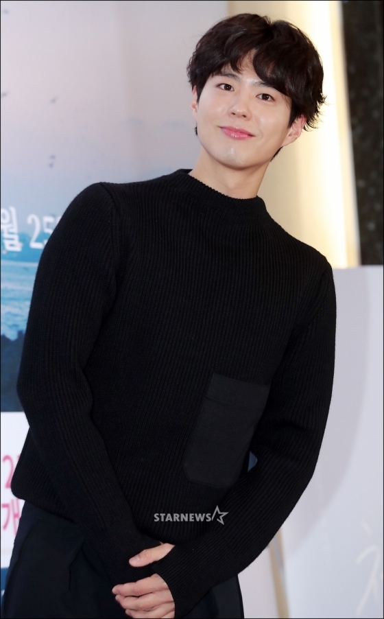 Park Bo Gum nhí nhảnh tới xem chiếu VIP movie mới ủng hộ tiền bối