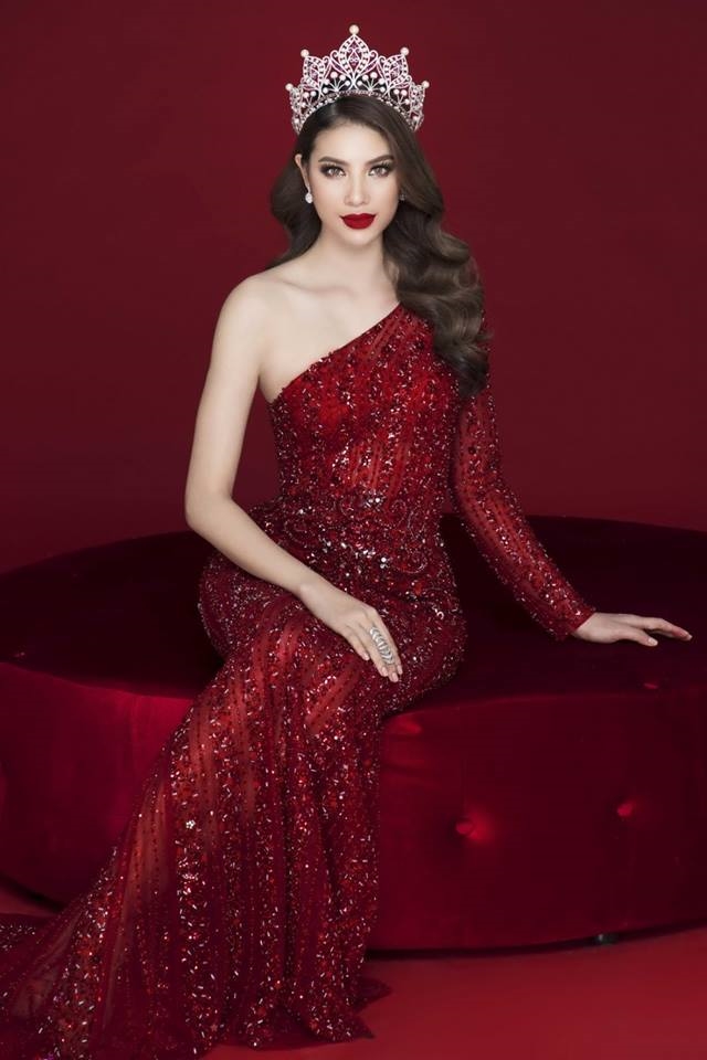 Búp bê phiên bản Phạm Hương đốn tim fan với vương miện và váy đỏ xinh