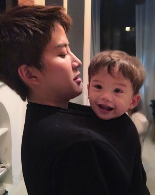 Lý do "ông bố bỉm sữa" Mike D. Angelo khiến fan mê như điếu đổ