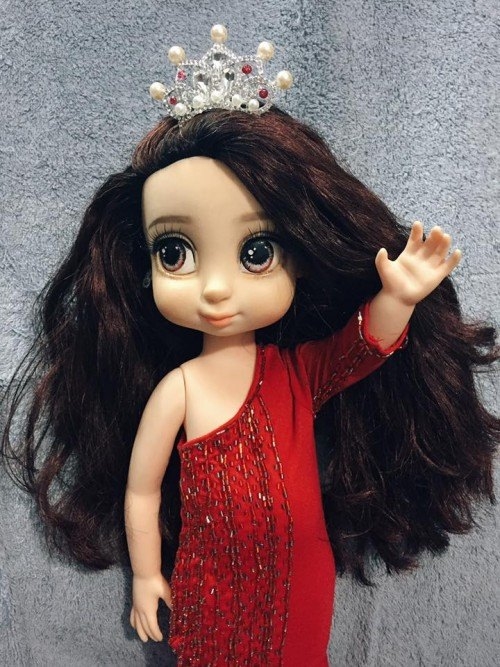 Búp bê phiên bản Phạm Hương đốn tim fan với vương miện và váy đỏ xinh