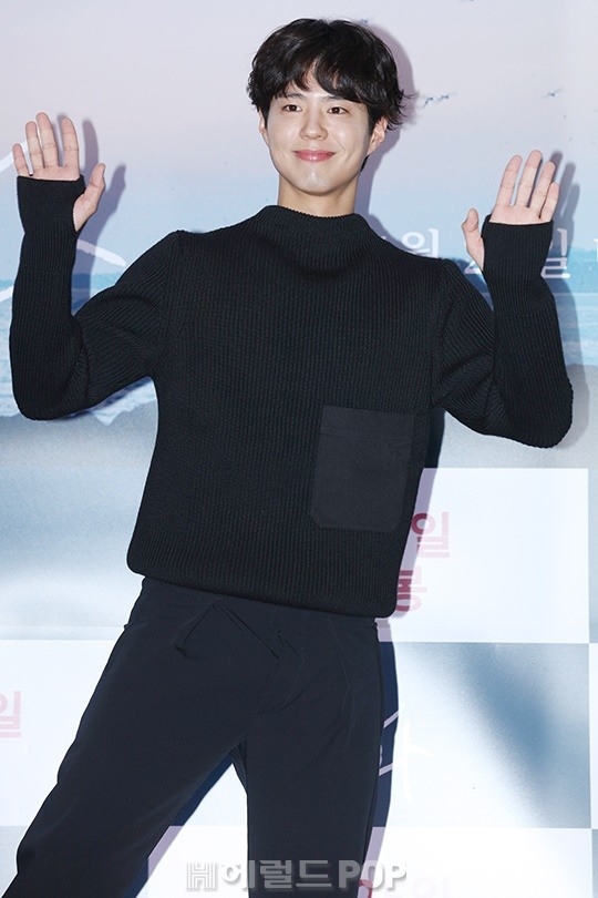 Park Bo Gum nhí nhảnh tới xem chiếu VIP movie mới ủng hộ tiền bối