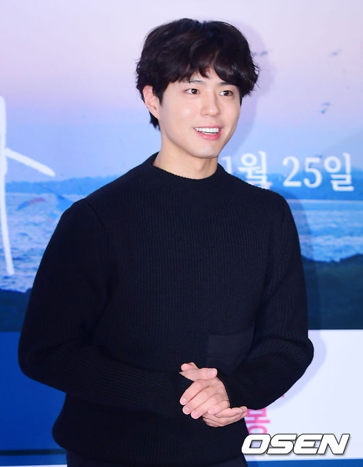 Park Bo Gum nhí nhảnh tới xem chiếu VIP movie mới ủng hộ tiền bối