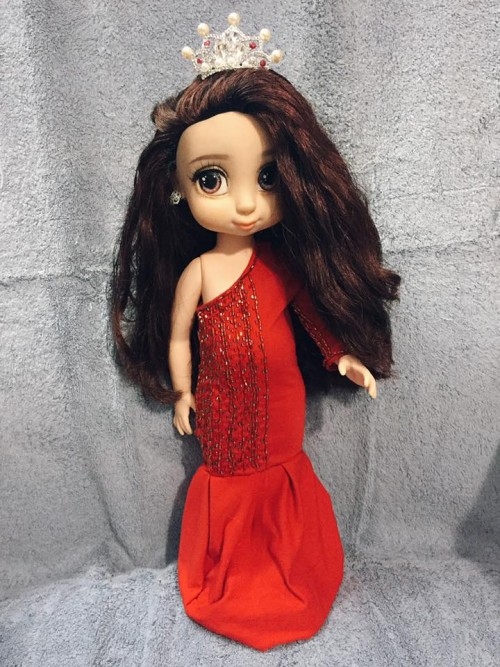 Búp bê phiên bản Phạm Hương đốn tim fan với vương miện và váy đỏ xinh