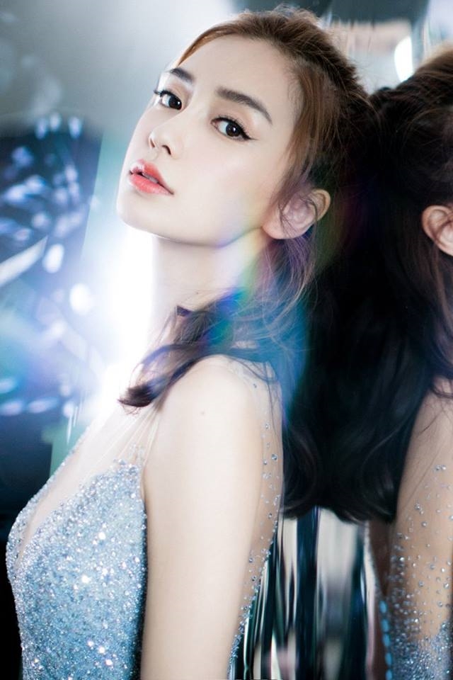 Khoe ngực khủng trong đêm hội Weibo 2017 AngelaBaby thành tâm điểm chú ý