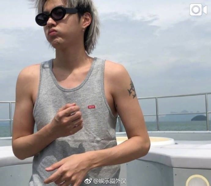 Cạn lời với Diệc Phàm, làm đầu rõ ngầu xong nhắng nhít như con nít