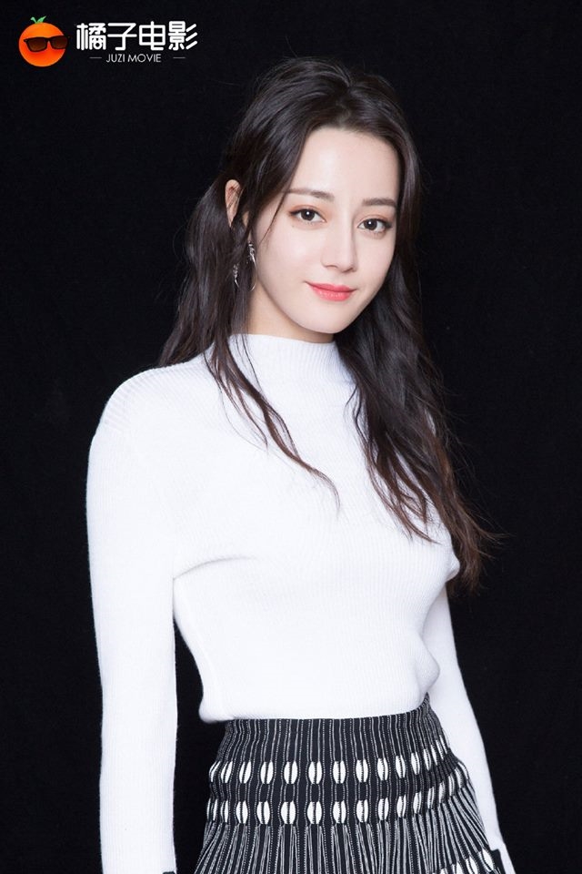 Đeo kính chụp ảnh Địch Lệ Nhiệt Ba lên top search Weibo
