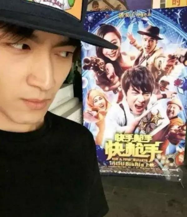 Phản ứng của sao Hoa ngữ khi 'ngắm' poster của chính mình