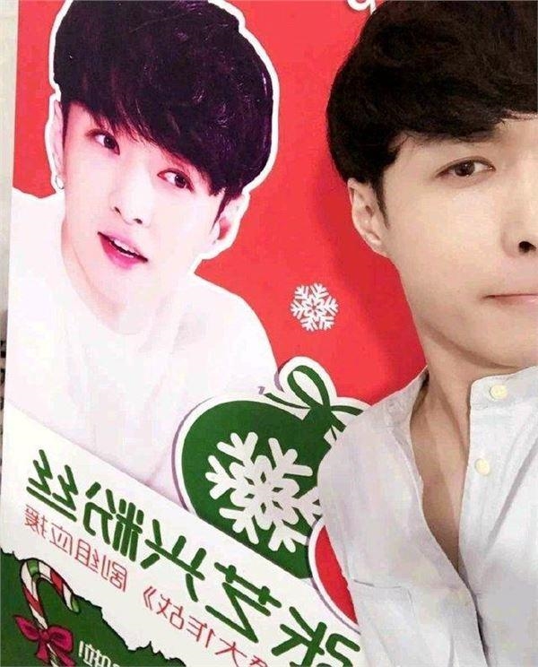 Phản ứng của sao Hoa ngữ khi 'ngắm' poster của chính mình