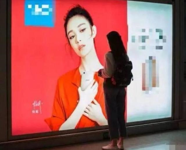 Phản ứng của sao Hoa ngữ khi 'ngắm' poster của chính mình