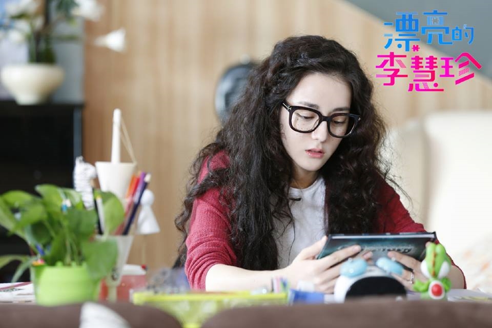 Đeo kính chụp ảnh Địch Lệ Nhiệt Ba lên top search Weibo