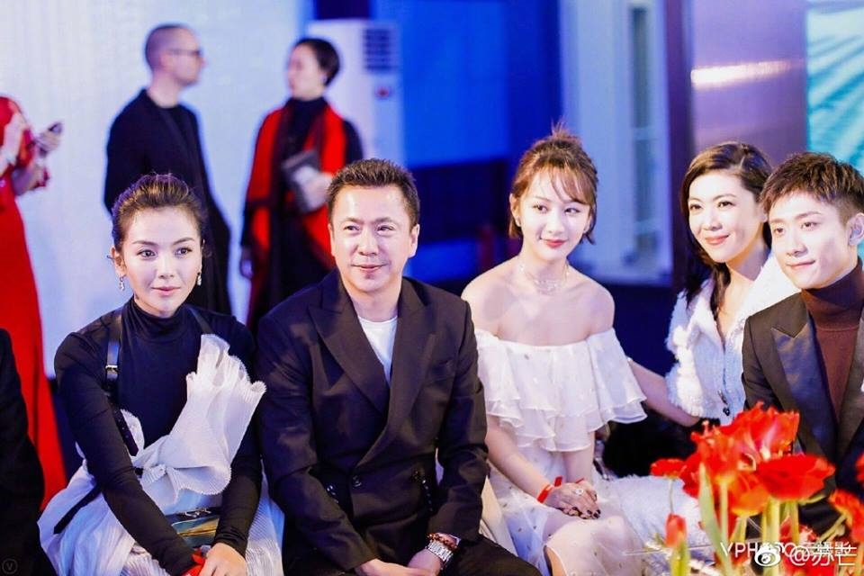 Tô Mang chụp ảnh cùng dàn sao khủng, C-net lo fan Nhiệt Ba nổi giận
