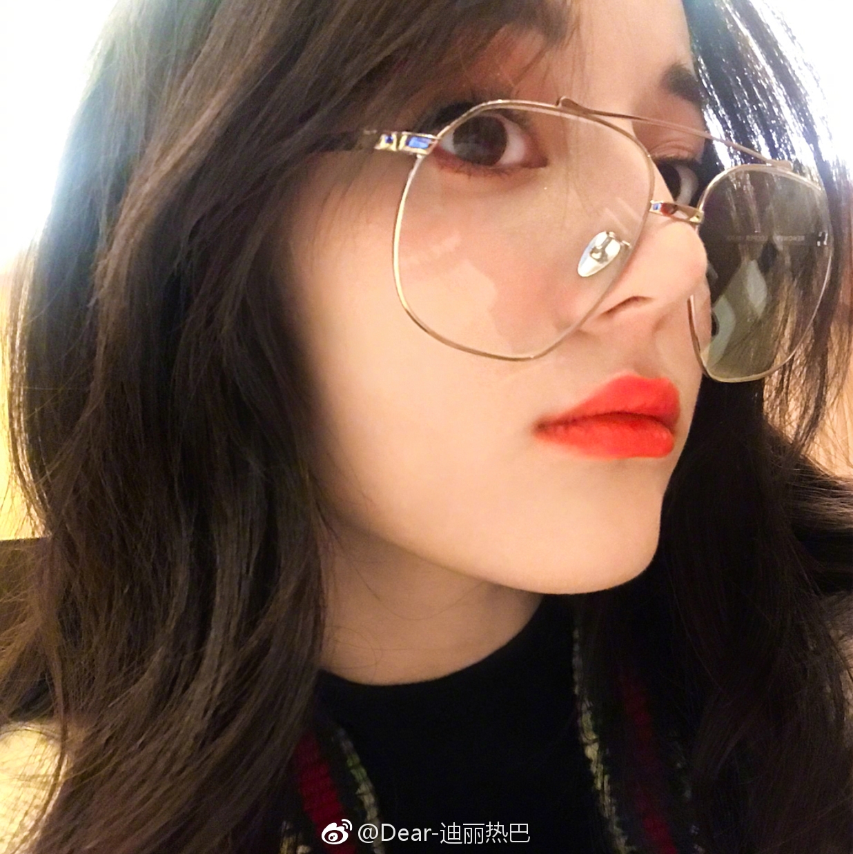Đeo kính chụp ảnh Địch Lệ Nhiệt Ba lên top search Weibo