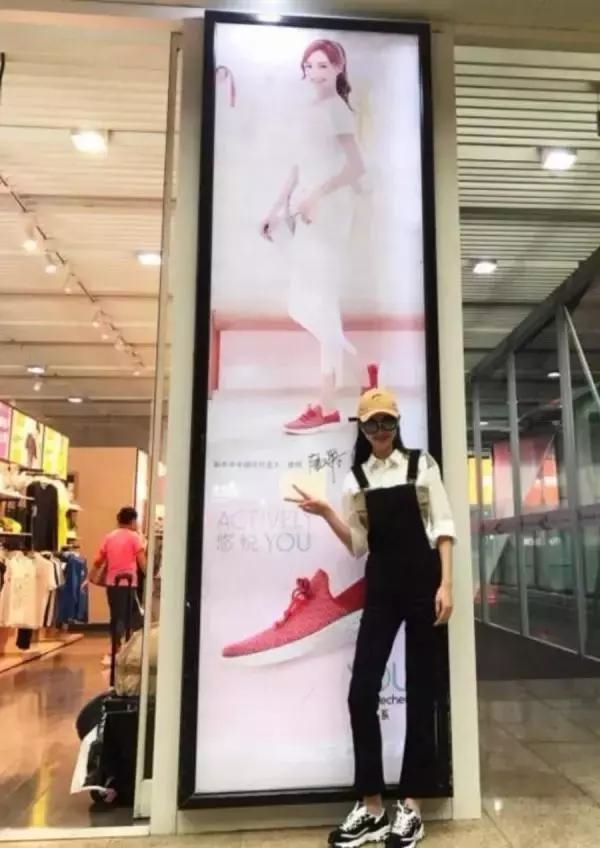Phản ứng của sao Hoa ngữ khi 'ngắm' poster của chính mình