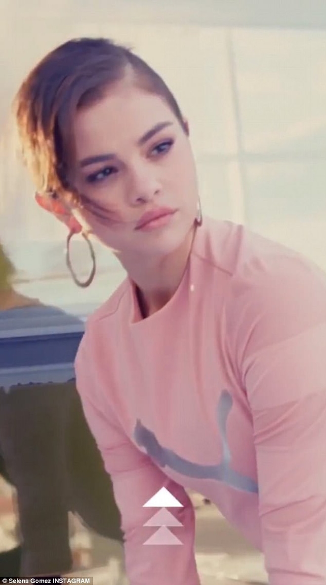 Khoảnh khắc hậu trường cực đáng yêu của Selena Gomez