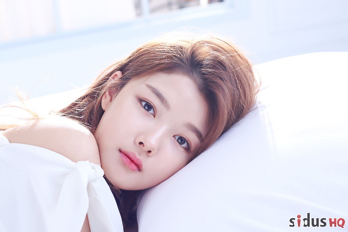 Kim Yoo Jung xinh xắn như thiên thần trong loạt ảnh quảng cáo mới
