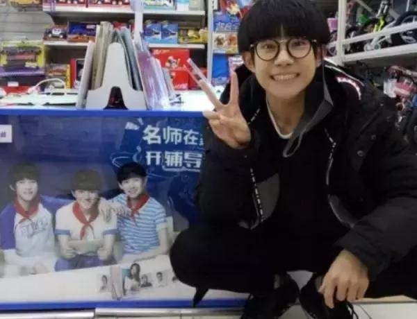 Phản ứng của sao Hoa ngữ khi 'ngắm' poster của chính mình