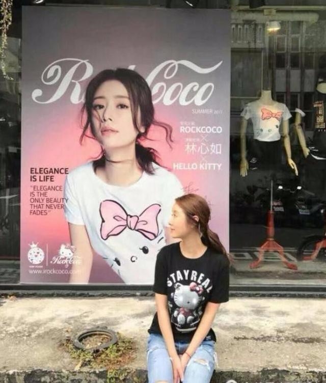 Phản ứng của sao Hoa ngữ khi 'ngắm' poster của chính mình