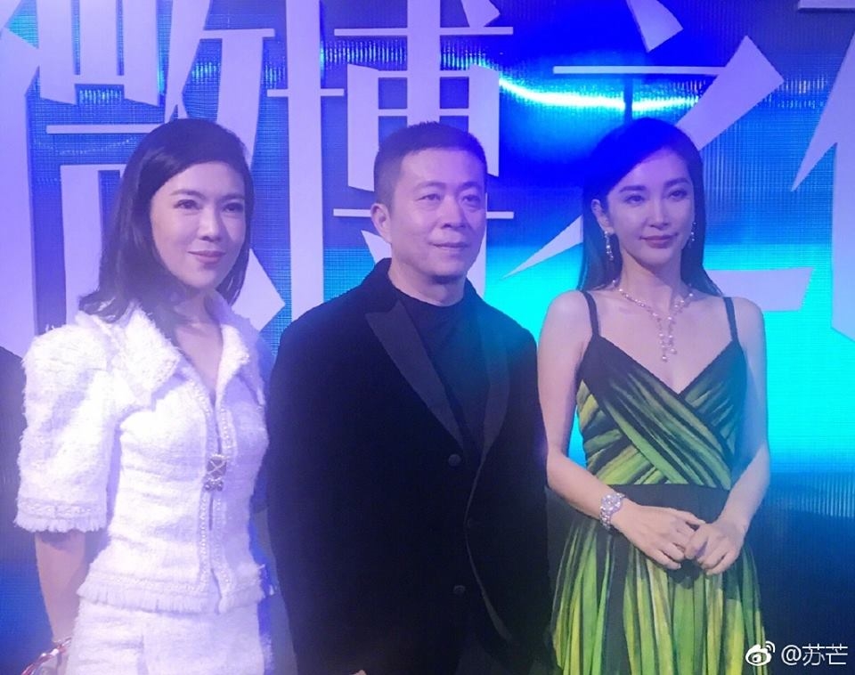 Tô Mang chụp ảnh cùng dàn sao khủng, C-net lo fan Nhiệt Ba nổi giận