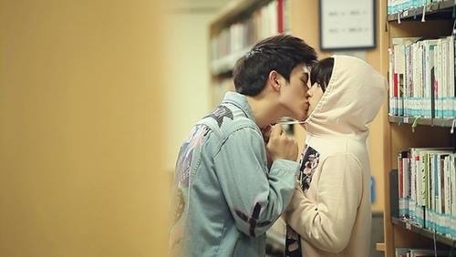 "Nuốt nước mắt" nhìn thần tượng hôn say đắm bạn diễn trong phim
