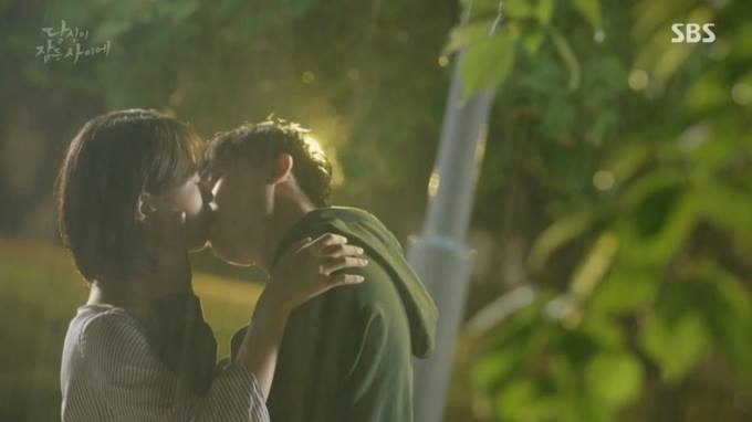 "Nuốt nước mắt" nhìn thần tượng hôn say đắm bạn diễn trong phim