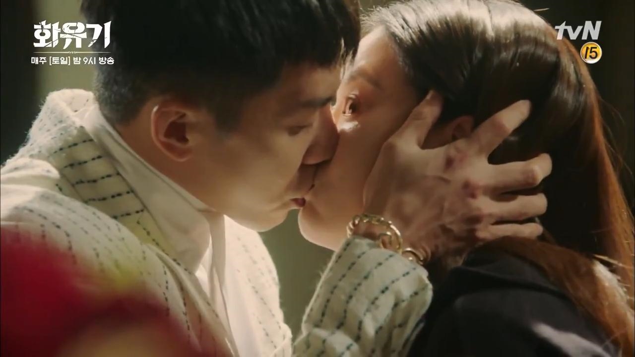 "Nuốt nước mắt" nhìn thần tượng hôn say đắm bạn diễn trong phim