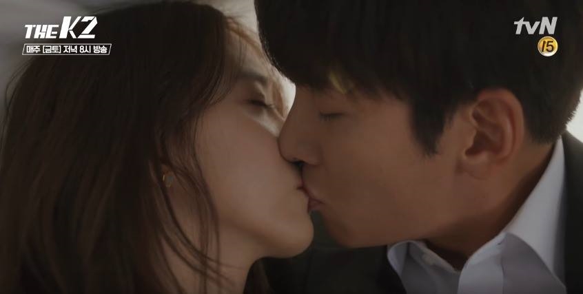 "Nuốt nước mắt" nhìn thần tượng hôn say đắm bạn diễn trong phim