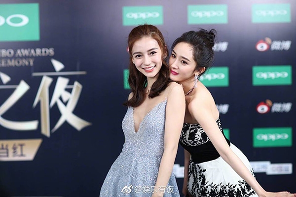 Phản ứng của Dương Mịch khi thấy AngelaBaby vấp ngã gây bão mạng