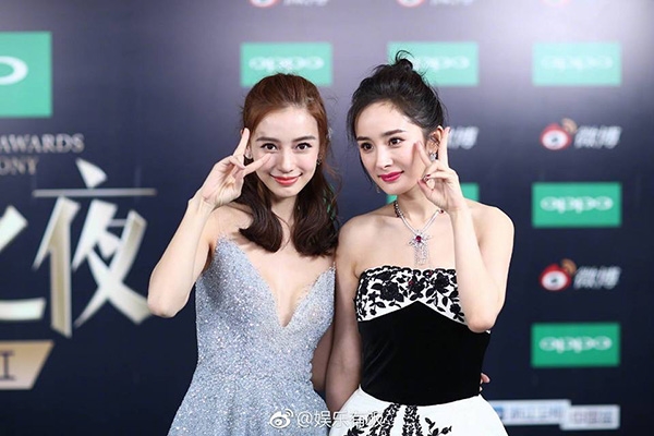 Phản ứng của Dương Mịch khi thấy AngelaBaby vấp ngã gây bão mạng