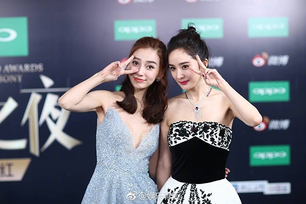 Phản ứng của Dương Mịch khi thấy AngelaBaby vấp ngã gây bão mạng