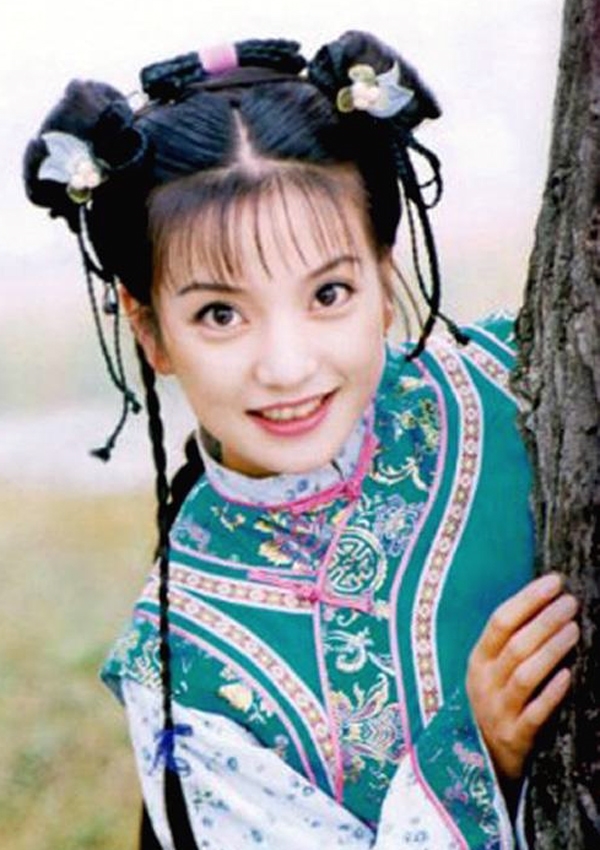 Én Nhỏ Triệu Vy từng phải uống nước phân ngượ khi đóng Hoàn Châu Cách Cách