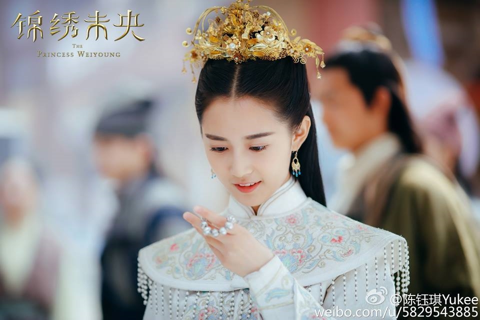 Chân dung tiểu mỹ nhân 9x - người kế thừa nhan sắc của Lê Tư và Giả Tị