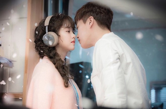 'Radio Romance' tung clip hậu trường cực đáng yêu của đôi chính