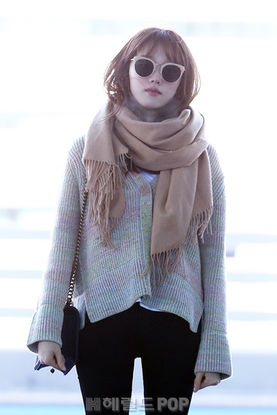 Lee Sung Kyung gây 'bão' với phong cách thời thượng tại sân bay