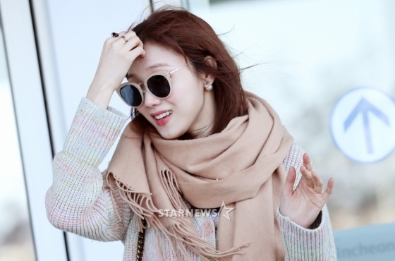 Lee Sung Kyung gây 'bão' với phong cách thời thượng tại sân bay