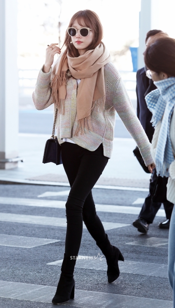 Lee Sung Kyung gây 'bão' với phong cách thời thượng tại sân bay