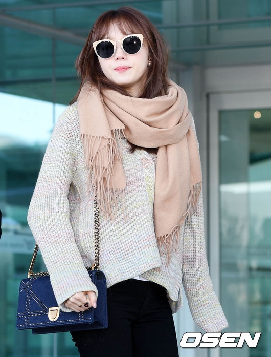 Lee Sung Kyung gây 'bão' với phong cách thời thượng tại sân bay