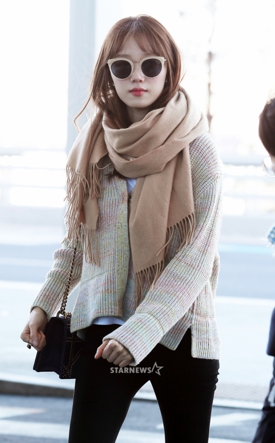 Lee Sung Kyung gây 'bão' với phong cách thời thượng tại sân bay