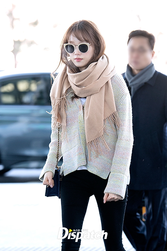Lee Sung Kyung gây 'bão' với phong cách thời thượng tại sân bay