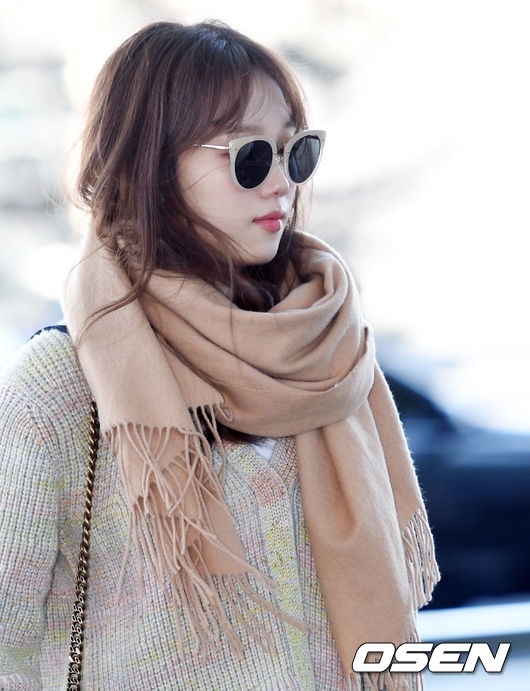 Lee Sung Kyung gây 'bão' với phong cách thời thượng tại sân bay