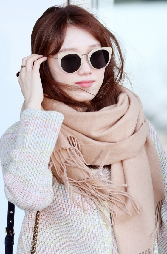 Lee Sung Kyung gây 'bão' với phong cách thời thượng tại sân bay