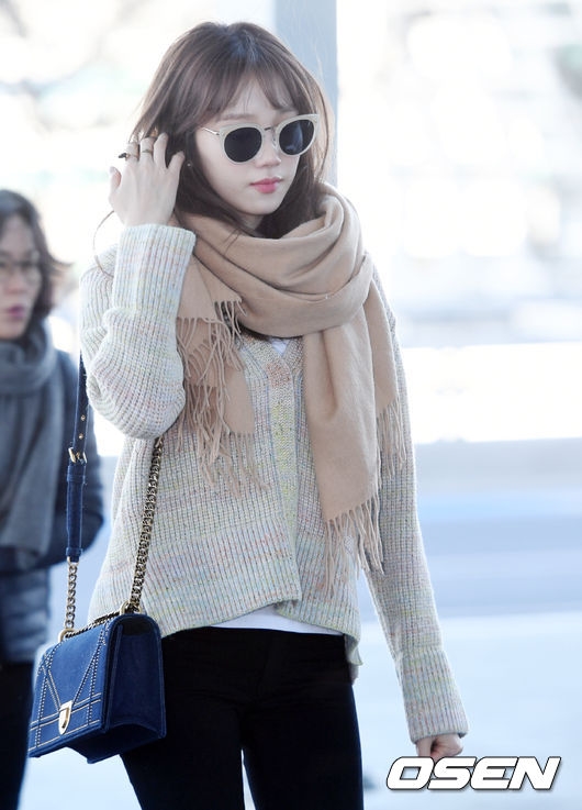 Lee Sung Kyung gây 'bão' với phong cách thời thượng tại sân bay